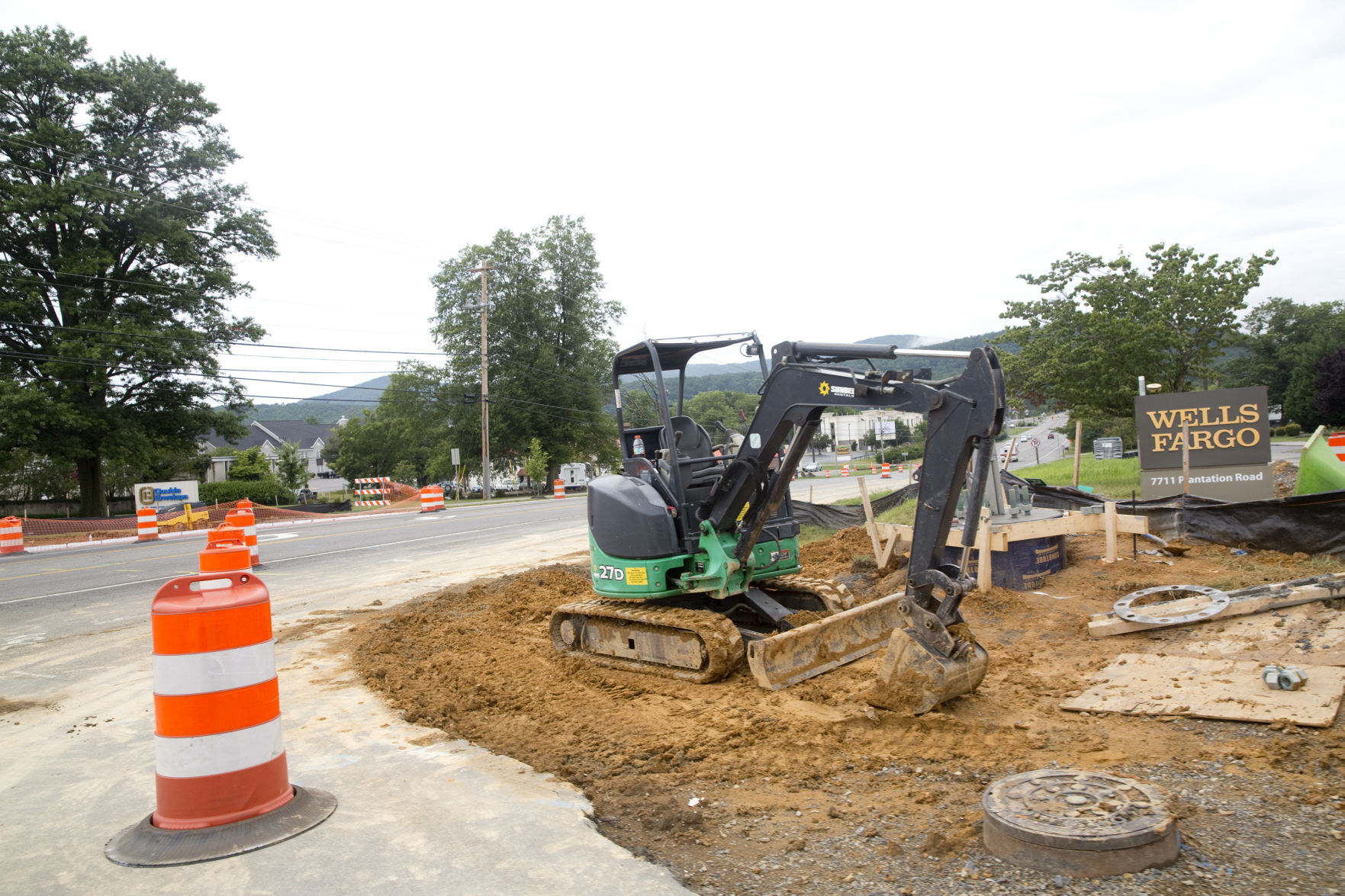 Construction at the intersection of Plantation Road and Lila Drive